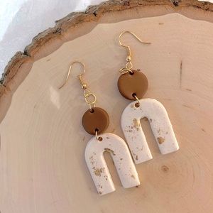 Arch earrings with gold flakes